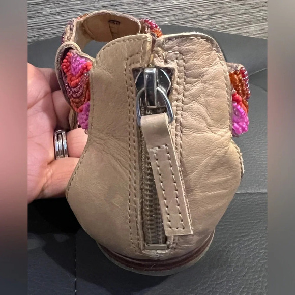 Guess thong strappy sandals with pink and red beading, size 7 1/2 - Picture 8 of 12